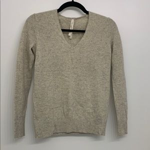 Aritzia Babaton cashmere v neck sweater xs